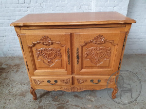 картинка Старинный дубовый комод с флористической резьбой салоне старинных вещей "Шебби" являющийся официальным дистрибьютором в России и Беларуси