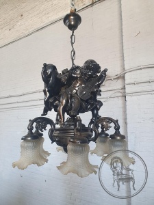 картинка Старинная люстра с фигурками ангелов с музыкальными инструментами салоне старинных вещей "Шебби" являющийся официальным дистрибьютором в России и Беларуси