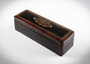 Антикварный перчаточный ящик с инкрустацией латунью код. RM4146520