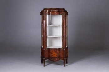 Старинная витрина с цветочными интарсиями и декоративными бронзовыми накладками код. RM4101176