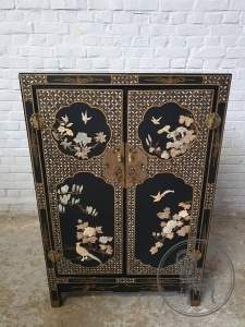 картинка Старинный китайский комод с росписью и инкрустацией салоне старинных вещей "Шебби" являющийся официальным дистрибьютором в России и Беларуси