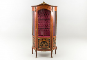 картинка Старинная витрина салоне старинных вещей "Шебби" являющийся официальным дистрибьютором в России и Беларуси