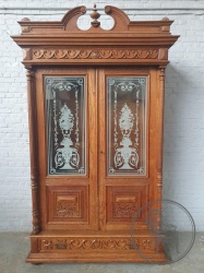 Антикварный книжный шкаф с резными стеклами код. BE4124381