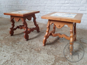 картинка Антикварные столики (2 шт.) в рустикальном стиле с поверхностью из плитки Делфт салоне старинных вещей "Шебби" являющийся официальным дистрибьютором в России и Беларуси