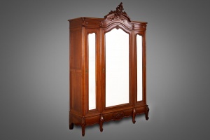 картинка Антикварный шкаф для одежды с объемной короной салоне старинных вещей "Шебби" являющийся официальным дистрибьютором в России и Беларуси