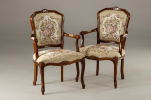 картинка Пара старинных кресел с гобеленовой обивкой салоне старинных вещей "Шебби" являющийся официальным дистрибьютором в России и Беларуси