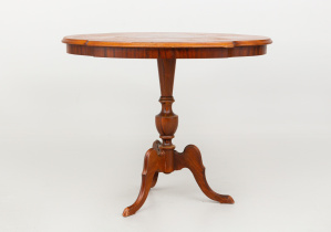 картинка Cтаринный столик салоне старинных вещей "Шебби" являющийся официальным дистрибьютором в России и Беларуси