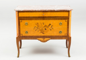 картинка Старинный комод салоне старинных вещей "Шебби" являющийся официальным дистрибьютором в России и Беларуси