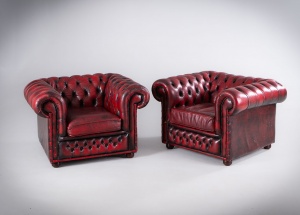 картинка Старинные кожаные кресла (2 шт.) в стиле Честер салоне старинных вещей "Шебби" являющийся официальным дистрибьютором в России и Беларуси