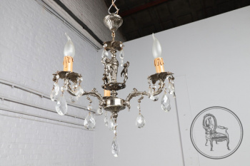Старинная люстра из посеребренной бронзы со стеклянными подвесками и с фигурами путти код. BE107242