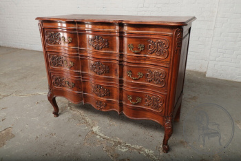 Антикварный ореховый комод с волнообразным фасадом код. BE66218