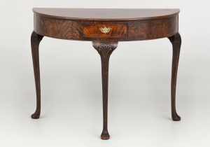 картинка Старинный консольный столик салоне старинных вещей "Шебби" являющийся официальным дистрибьютором в России и Беларуси