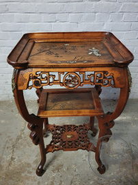 Антикварный столик в стиле шинуазри, инкрустированный латунью, камнями и перламутром код. BE106978