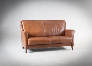 картинка Старинный двухместный кожаный диван салоне старинных вещей "Шебби" являющийся официальным дистрибьютором в России и Беларуси