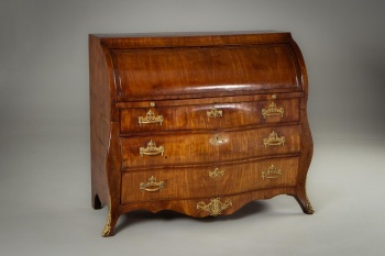 Антикварный секретер с бронзовыми декоративным накладками в форме корон код. RM4101537