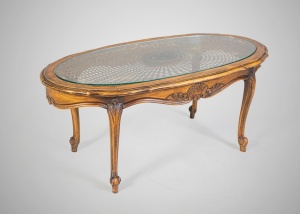 картинка Антикварный столик со стеклом и ротангом салоне старинных вещей "Шебби" являющийся официальным дистрибьютором в России и Беларуси