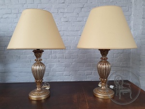 картинка Старинные настольные лампы (пара) на резных деревянных опорах салоне старинных вещей "Шебби" являющийся официальным дистрибьютором в России и Беларуси