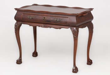 Старинная консоль с фигурной столешницей и резными ножками код. RM4100639