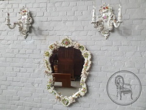 картинка Старинное зеркало и 2 бра, изготовленные из белоснежного фарфора с путти салоне старинных вещей "Шебби" являющийся официальным дистрибьютором в России и Беларуси