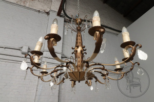 картинка Старинная люстра из металла с хрустальными подвесками салоне старинных вещей "Шебби" являющийся официальным дистрибьютором в России и Беларуси