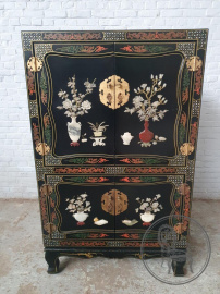 Старинный комод в восточном стиле с цветочной инкрустацией перламутром и натуральным камнем код. BE3259556