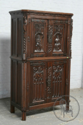 Антикварный дубовый шкаф в готическом стиле с резьбой и металлическими элементами код. BE107379