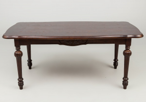 картинка Cтол салоне старинных вещей "Шебби" являющийся официальным дистрибьютором в России и Беларуси