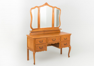 картинка Старинный косметический столик салоне старинных вещей "Шебби" являющийся официальным дистрибьютором в России и Беларуси