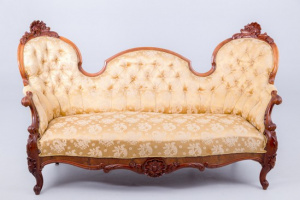 картинка Старинная козетка салоне старинных вещей "Шебби" являющийся официальным дистрибьютором в России и Беларуси