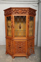 Антикварная дубовая витрина в форме трапеции в фламандском стиле код. BE107157