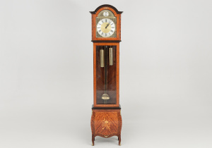 картинка Старинные напольные часы салоне старинных вещей "Шебби" являющийся официальным дистрибьютором в России и Беларуси