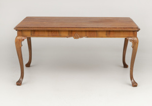 картинка Старинный стол салоне старинных вещей "Шебби" являющийся официальным дистрибьютором в России и Беларуси