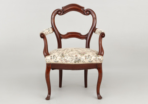 картинка Старинное кресло салоне старинных вещей "Шебби" являющийся официальным дистрибьютором в России и Беларуси