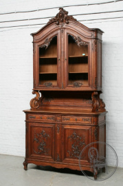 Антикварный буфет в рокайльном стиле, декорированный резьбой в виде розеток, завитков, ракушек код. BE6766