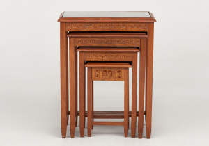 картинка Старинный набор столиков салоне старинных вещей "Шебби" являющийся официальным дистрибьютором в России и Беларуси