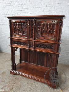 картинка Антикварный готический поставец с латунными накладками салоне старинных вещей "Шебби" являющийся официальным дистрибьютором в России и Беларуси