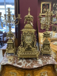 Старинные каминный гарнитур: часы с позолотой и канделябры (2 шт.) код. LG409