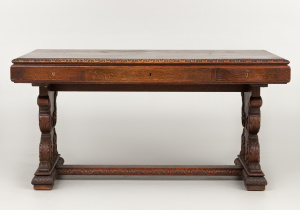 картинка Старинный письменный стол салоне старинных вещей "Шебби" являющийся официальным дистрибьютором в России и Беларуси