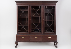 картинка Старинный книжный шкаф на гнутых ножках-кабриоль в стиле Чиппендейл салоне старинных вещей "Шебби" являющийся официальным дистрибьютором в России и Беларуси