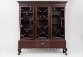 Старинный книжный шкаф на гнутых ножках-кабриоль в стиле Чиппендейл код.&nbsp;RM4165190