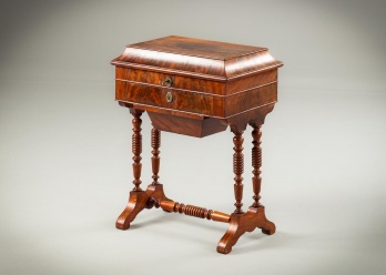 Антикварный швейный столик из красного дерева код. RM4115435