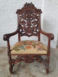 Антикварное кресло с рельефной резьбой, декорированное маскаронами и медальоном код. BE107026