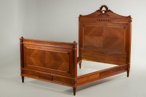 картинка Антикварная кровать из ореха в классическом стиле салоне старинных вещей "Шебби" являющийся официальным дистрибьютором в России и Беларуси