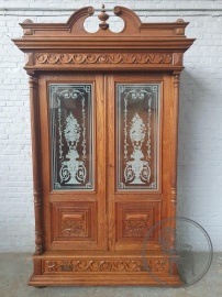 Антикварный книжный шкаф с резными стеклами код. BE4124381