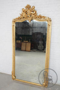 картинка Антикварное зеркало салоне старинных вещей "Шебби" являющийся официальным дистрибьютором в России и Беларуси