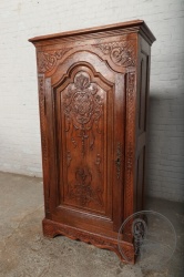 Антикварный дубовый посудный шкаф с резьбой код. BE4096922