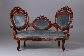 Старинная скамейка из красного дерева с резной спинкой и бархатной обивкой код. RM4164992