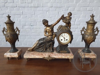 Антикварные каминные часы с декоративными вазами на мраморном постаменте код. BE4097247