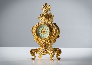 Антикварные часы из позолоченной бронзы, украшенные цветочными и лиственными мотивами код. RM4164425