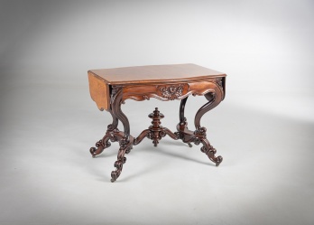 Антикварный стол с резной столешницей и изогнутыми ножками код. RM4165746